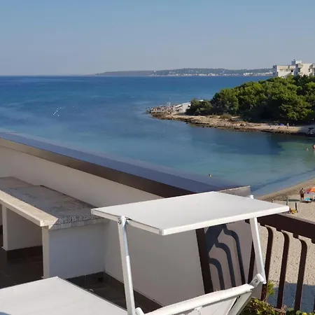 Con Terrazzo Sul Mare E Discesa In A *