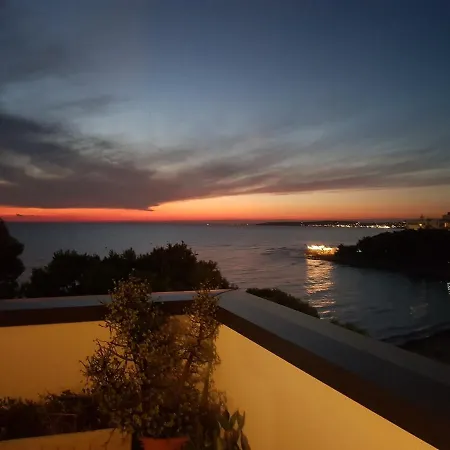 Con Terrazzo Sul Mare E Discesa In A *