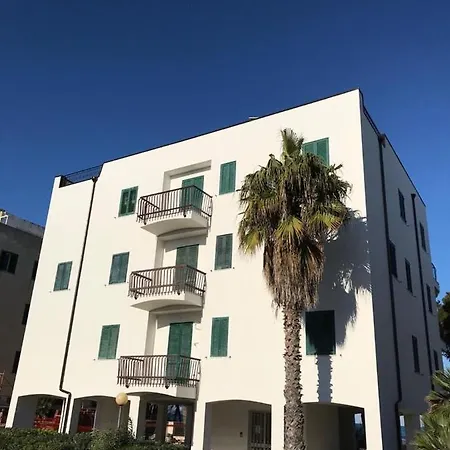 Con Terrazzo Sul Mare E Discesa In A Apartman