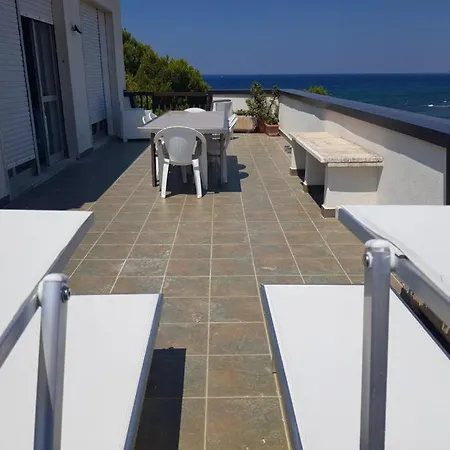 Con Terrazzo Sul Mare E Discesa In A *