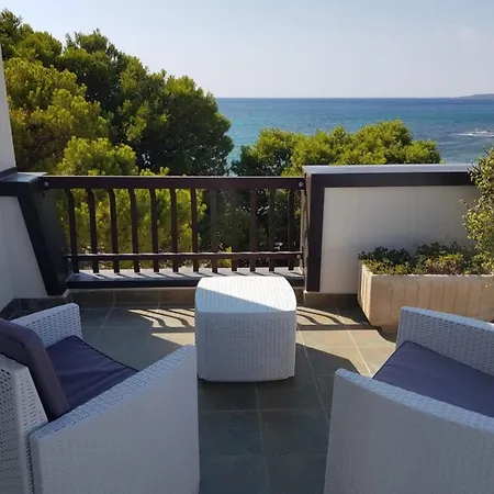 Apartment Con Terrazzo Sul Mare E Discesa In A *