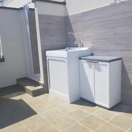 Con Terrazzo Sul Mare E Discesa In A *