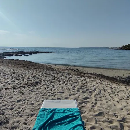 Apartment Con Terrazzo Sul Mare E Discesa In A *