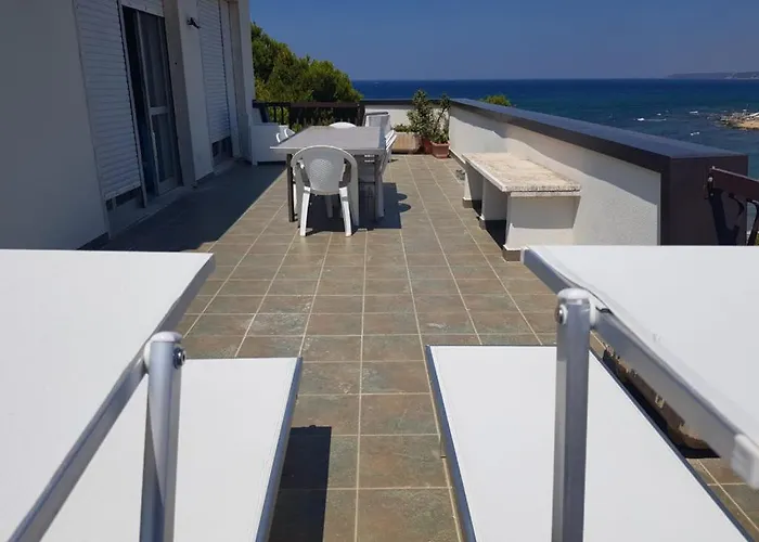 Con Terrazzo Sul Mare E Discesa In A *