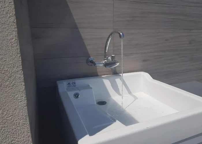 Con Terrazzo Sul Mare E Discesa In A *