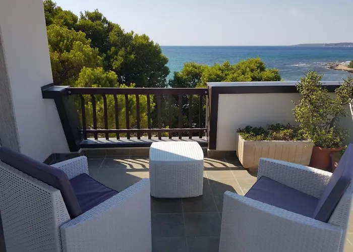 Apartment Con Terrazzo Sul Mare E Discesa In A *