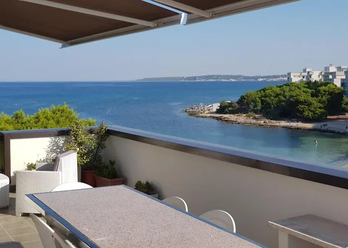 Con Terrazzo Sul Mare E Discesa In A *