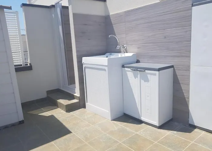 Con Terrazzo Sul Mare E Discesa In A *